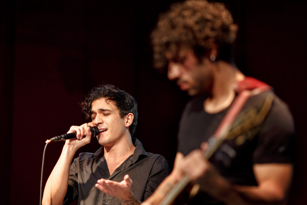 Tananai durante la tesi di chitarra di Leonardo Wolfgang Cavion in CPM (2021)