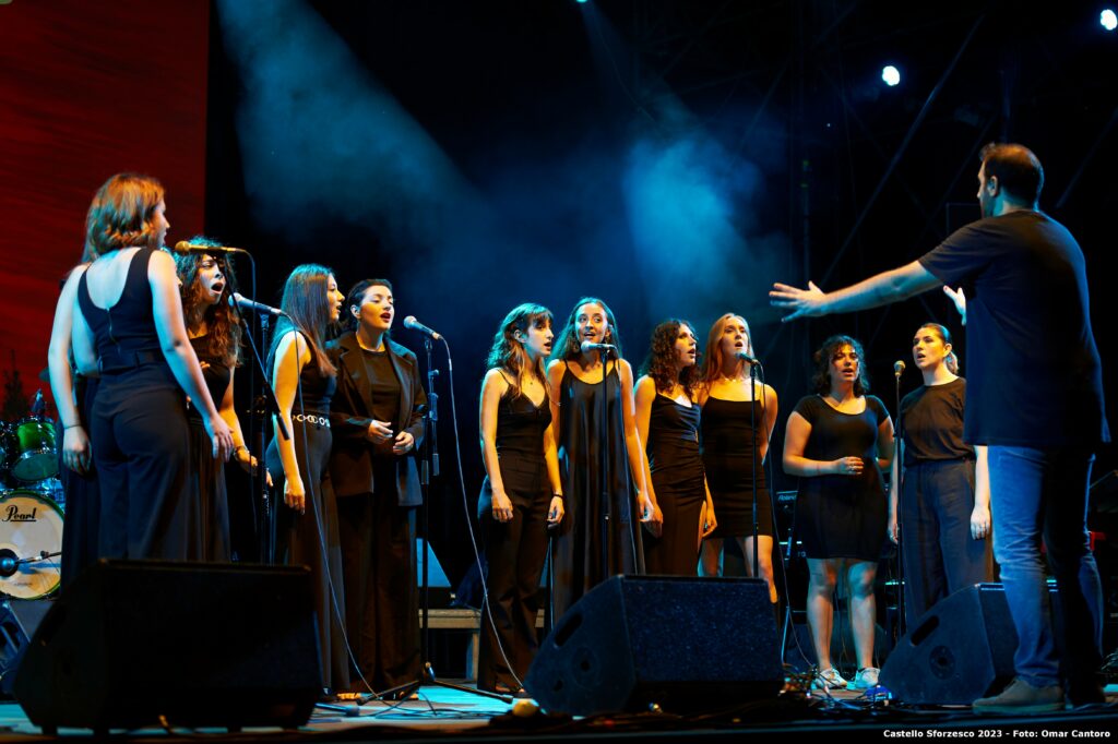 Alberto Cipolla dirige il coro del live al Castello Sforzesco 2023