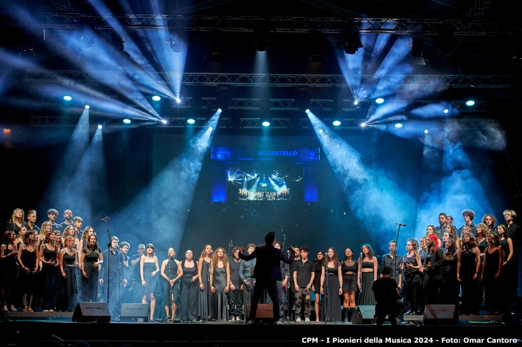 Guido Giordana dirige il coro dell'evento al Castello Sforzesco (2024)