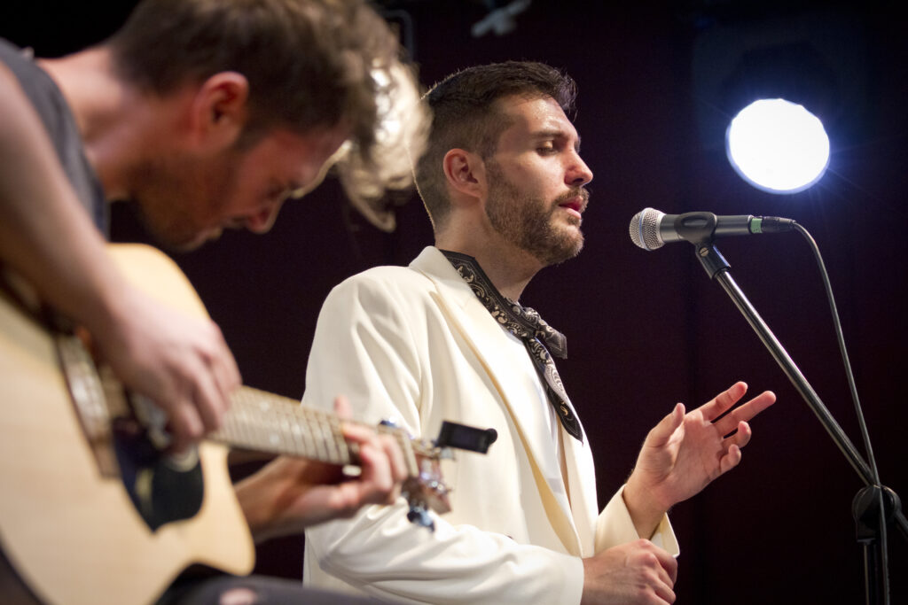 Mattia Algieri durante l'esibizione live della sua tesi in CPM (2021)