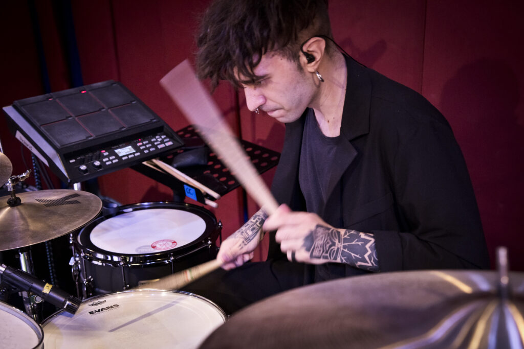 Luca Pegorari durante l'esibizione della sua tesi (2021)