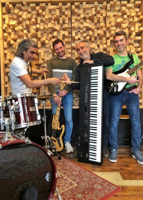 Alessio Pacifico (batteria), Lele Garro (basso elettrico), Mell Morcone (pianoforte, composizioni e arrangiamenti), Giovanni Cavallo (chitarra elettrica)